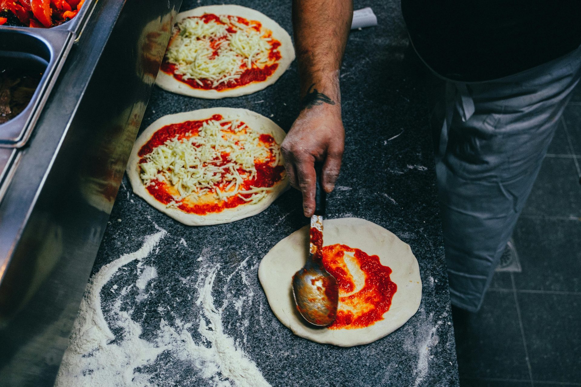 Preparare Pizza Bucatarie Deva